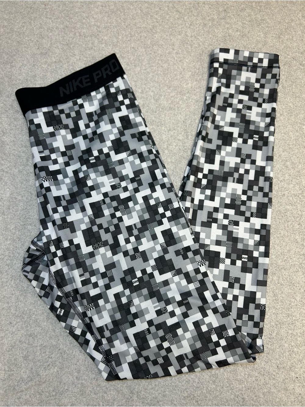 Nike Pro Women’s Dri-Fit Leggings Medium Geometric-Pixel Gray, Black and White